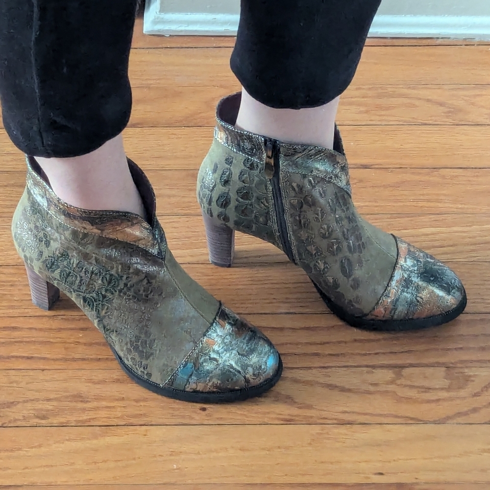 NIB L'Artiste Eleni taupe booties size 8.5 - Picture 10 of 10